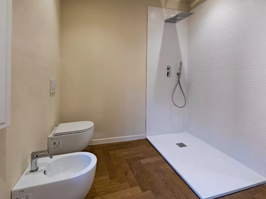 Immagine 30 di Appartamento in vendita  a Lucca