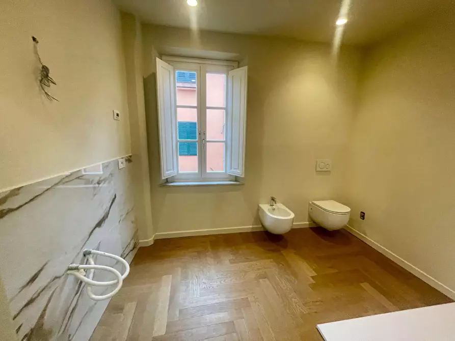 Immagine 19 di Appartamento in vendita  a Lucca