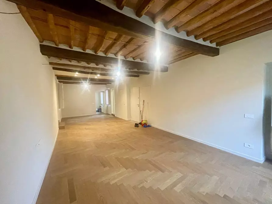 Immagine 2 di Appartamento in vendita  a Lucca