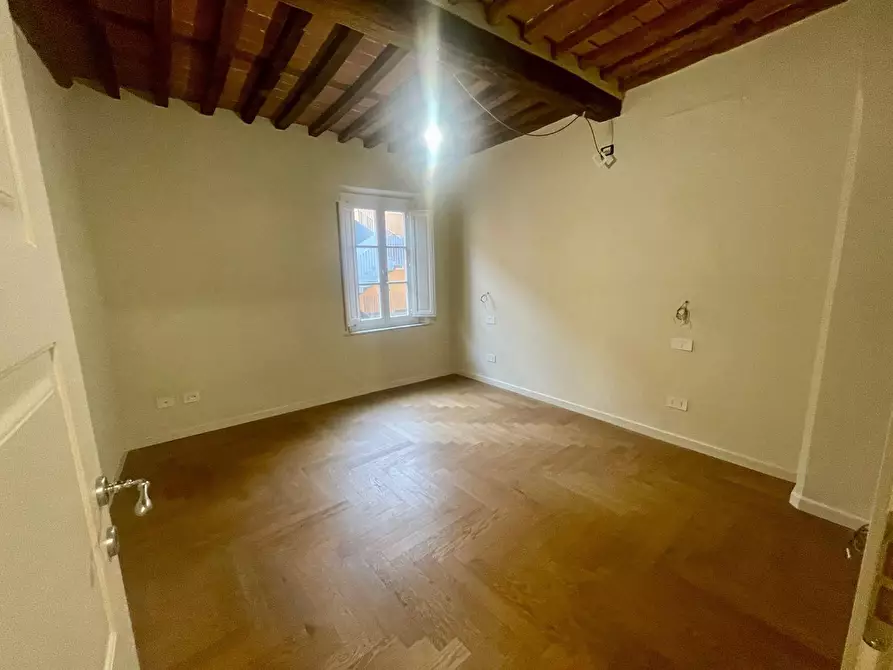 Immagine 14 di Appartamento in vendita  a Lucca