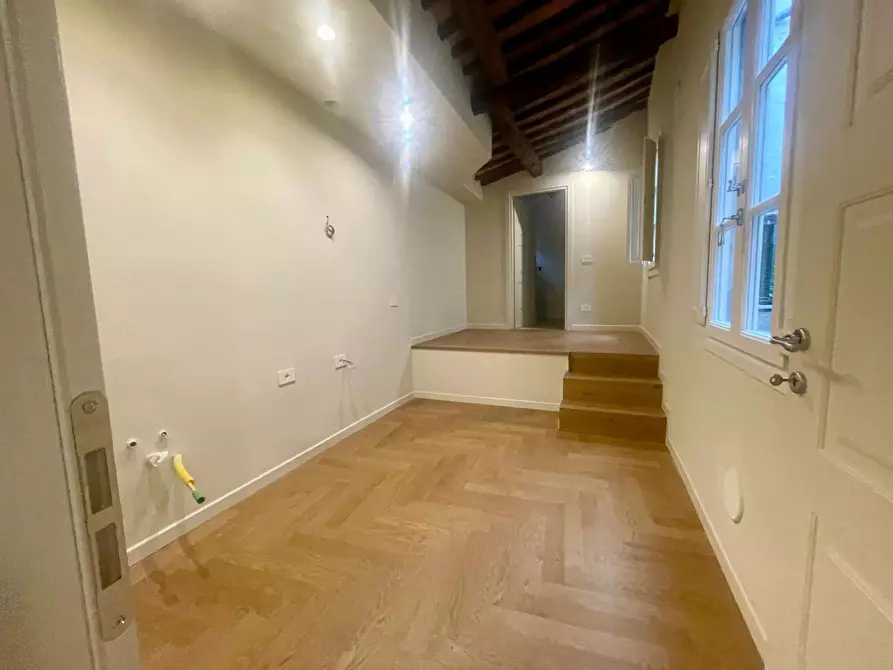 Immagine 11 di Appartamento in vendita  a Lucca