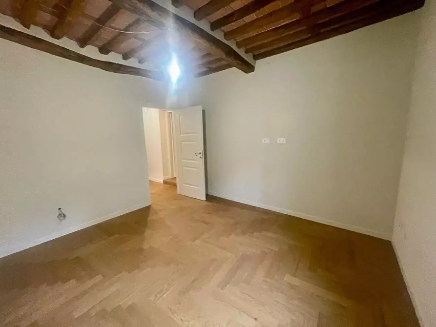 Immagine 16 di Appartamento in vendita  a Lucca