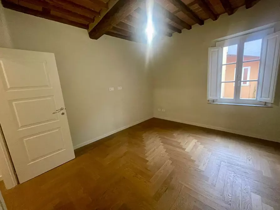 Immagine 17 di Appartamento in vendita  a Lucca