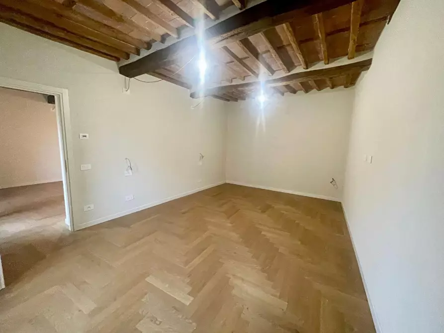 Immagine 21 di Appartamento in vendita  a Lucca