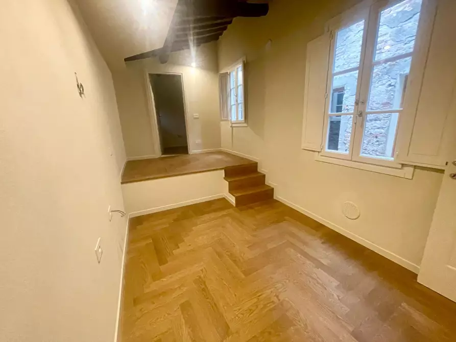 Immagine 9 di Appartamento in vendita  a Lucca