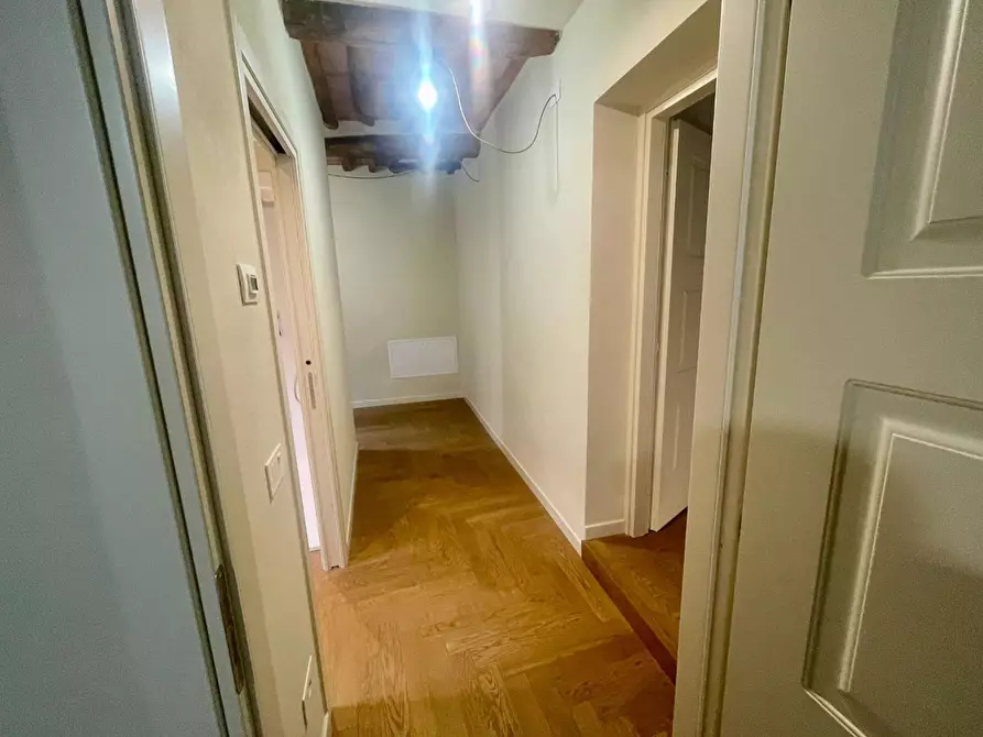 Immagine 15 di Appartamento in vendita  a Lucca