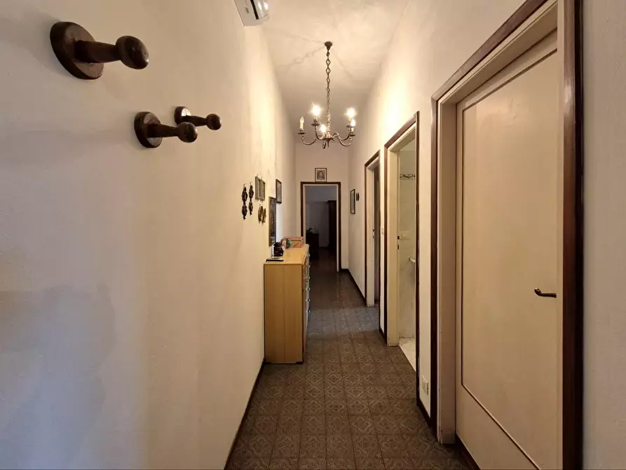 Immagine 12 di Appartamento in vendita  a Lucca