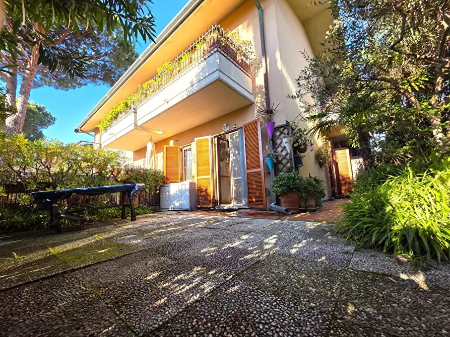 Immagine 2 di Villetta a schiera in vendita  a Massa