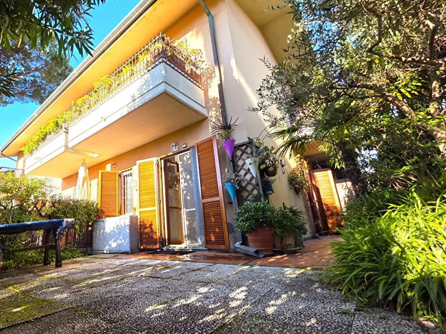 Immagine 1 di Villetta a schiera in vendita  a Massa