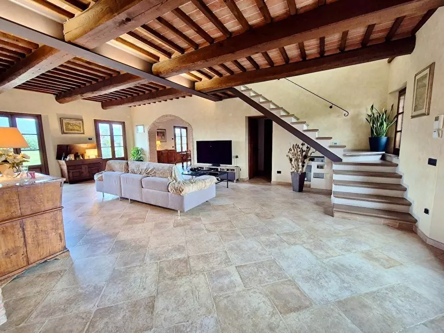 Immagine 1 di Casa colonica in vendita  a Cascina