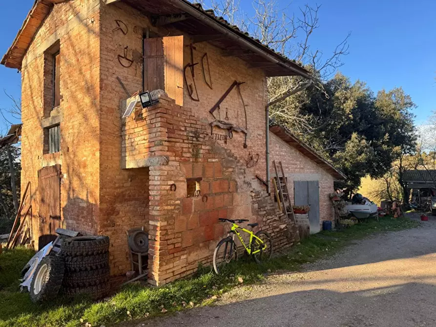 Immagine 1 di Casa colonica in vendita  a Siena