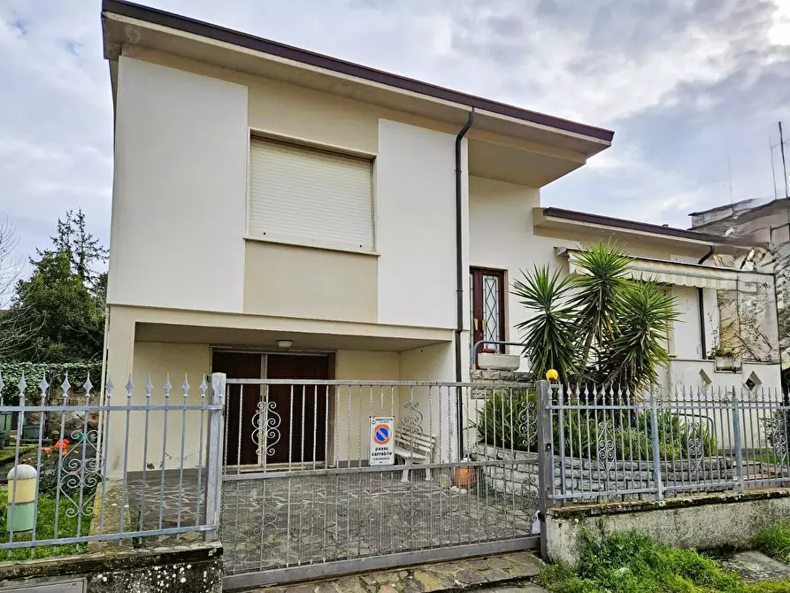 Immagine 2 di Villa in vendita  a Cascina