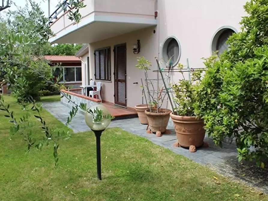 Immagine 1 di Casa bifamiliare in vendita  a Massa