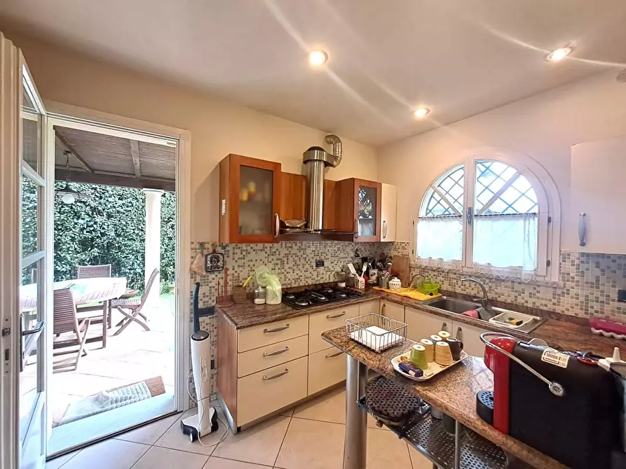 Immagine 8 di Villa in affitto  a Montignoso