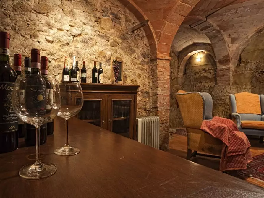 Immagine 42 di Palazzo in vendita  a Montalcino