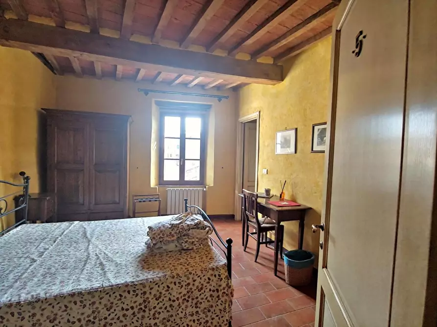 Immagine 25 di Palazzo in vendita  a Montalcino