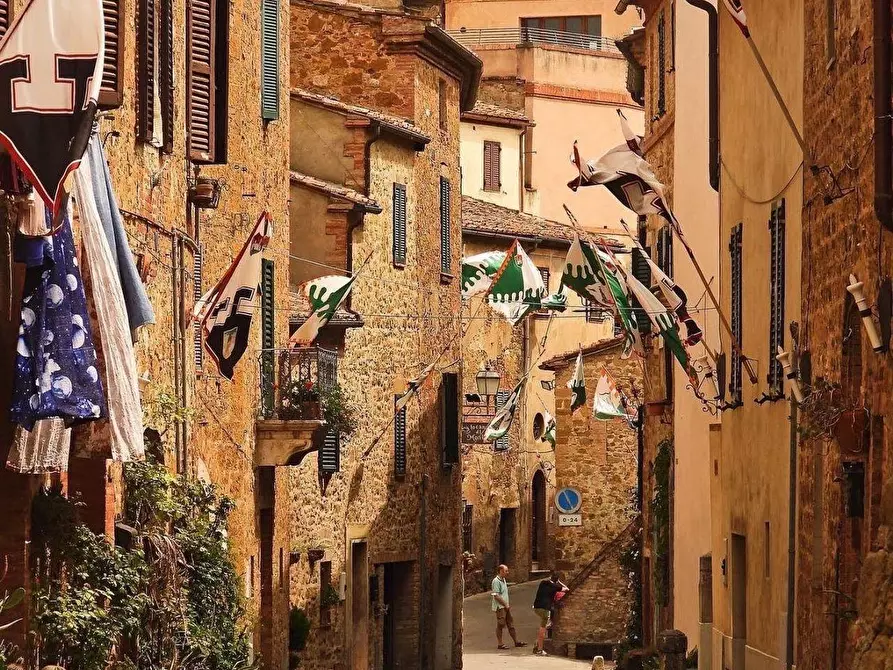 Immagine 12 di Palazzo in vendita  a Montalcino