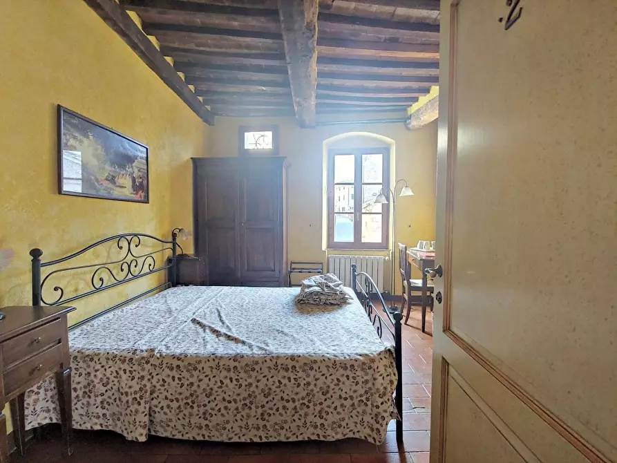Immagine 19 di Palazzo in vendita  a Montalcino