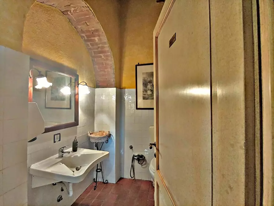 Immagine 40 di Palazzo in vendita  a Montalcino
