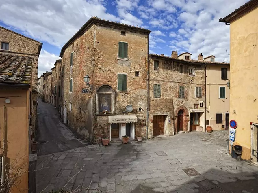 Immagine 8 di Palazzo in vendita  a Montalcino