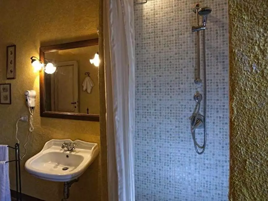 Immagine 18 di Palazzo in vendita  a Montalcino