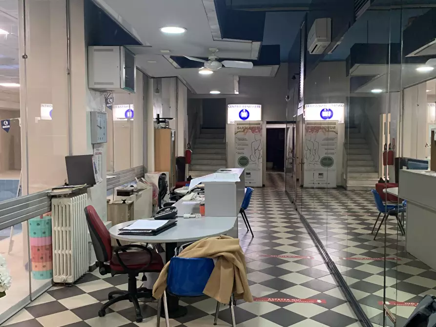 Immagine 6 di Locale commerciale in vendita  a Torino