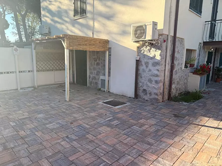 Immagine 3 di Appartamento in vendita  a Montignoso