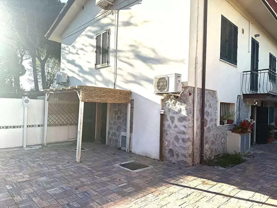 Immagine 2 di Appartamento in vendita  a Montignoso