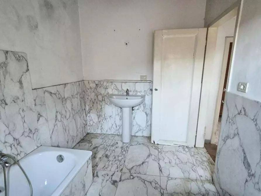 Immagine 72 di Rustico / casale in vendita  a Camaiore