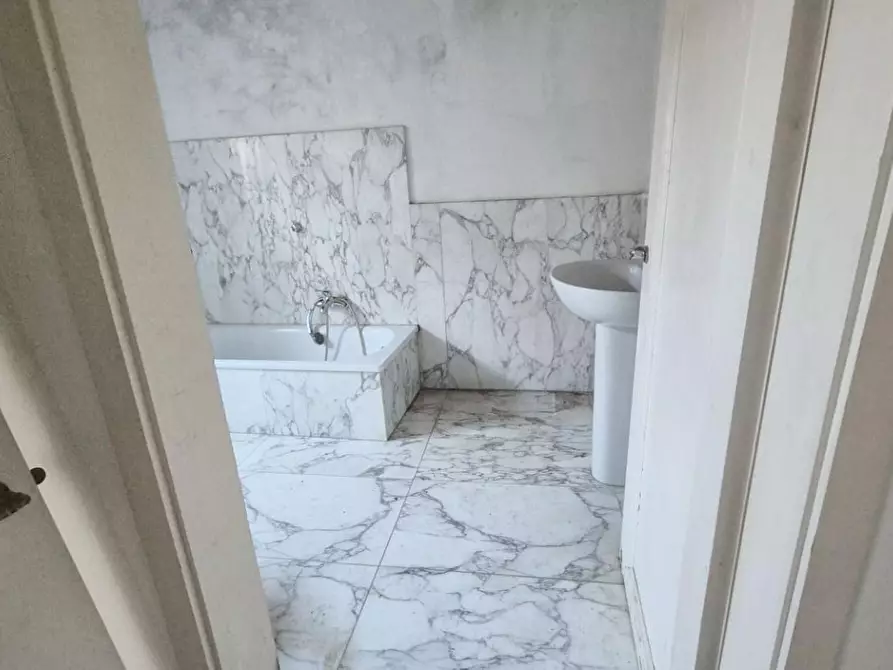 Immagine 65 di Rustico / casale in vendita  a Camaiore