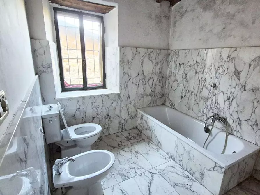 Immagine 67 di Rustico / casale in vendita  a Camaiore