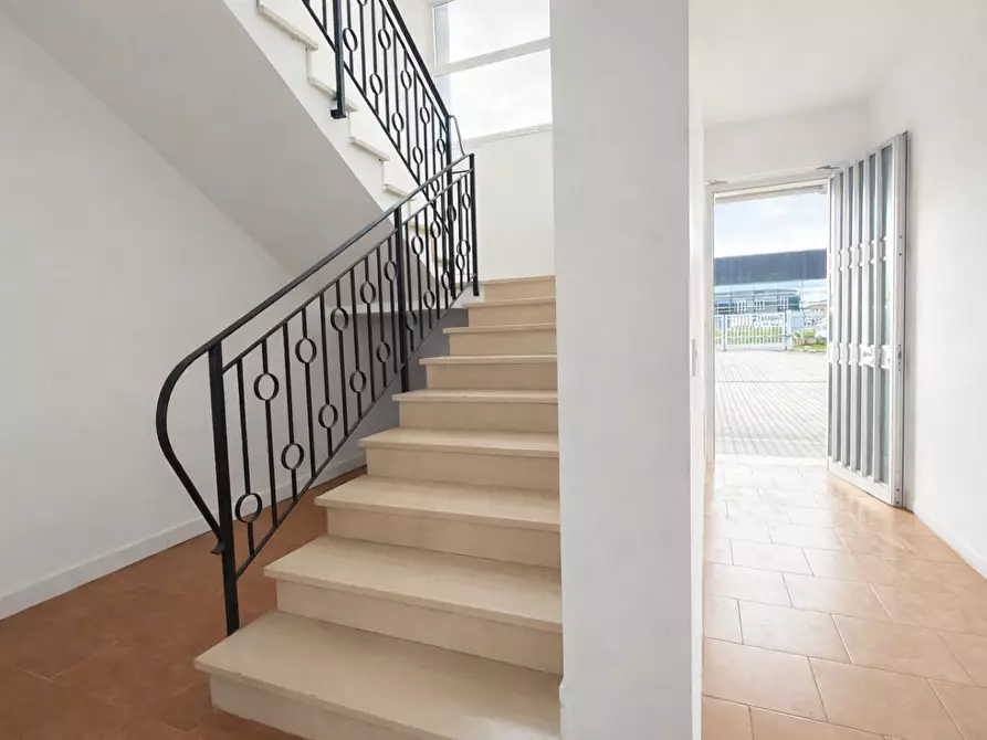 Immagine 21 di Attività artigianale in affitto  a Bientina