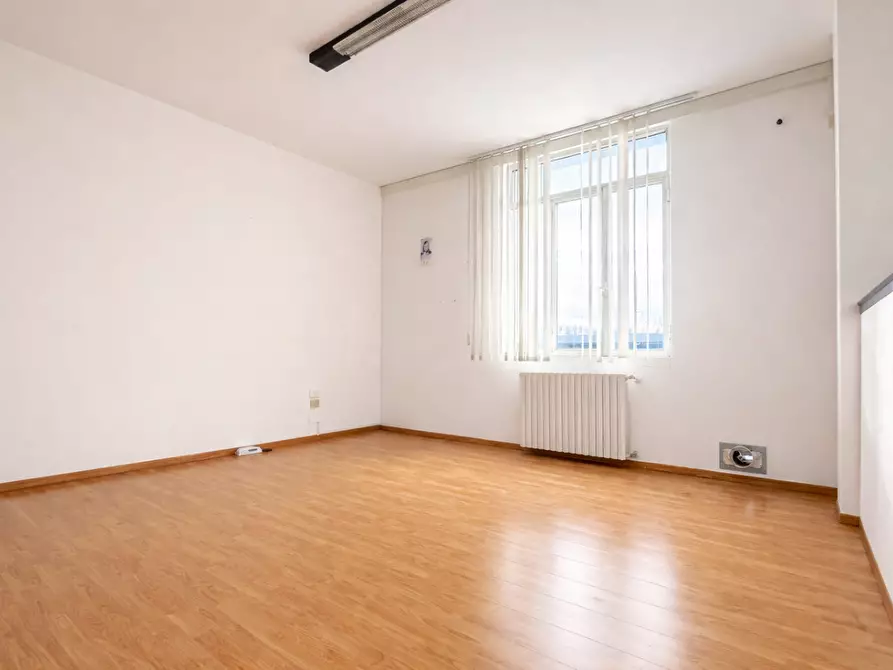 Immagine 22 di Attività artigianale in affitto  a Bientina