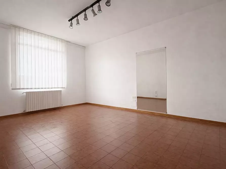 Immagine 25 di Attività artigianale in affitto  a Bientina