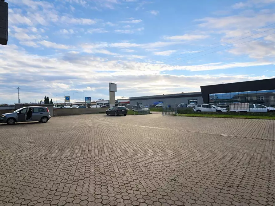 Immagine 15 di Attività artigianale in affitto  a Bientina