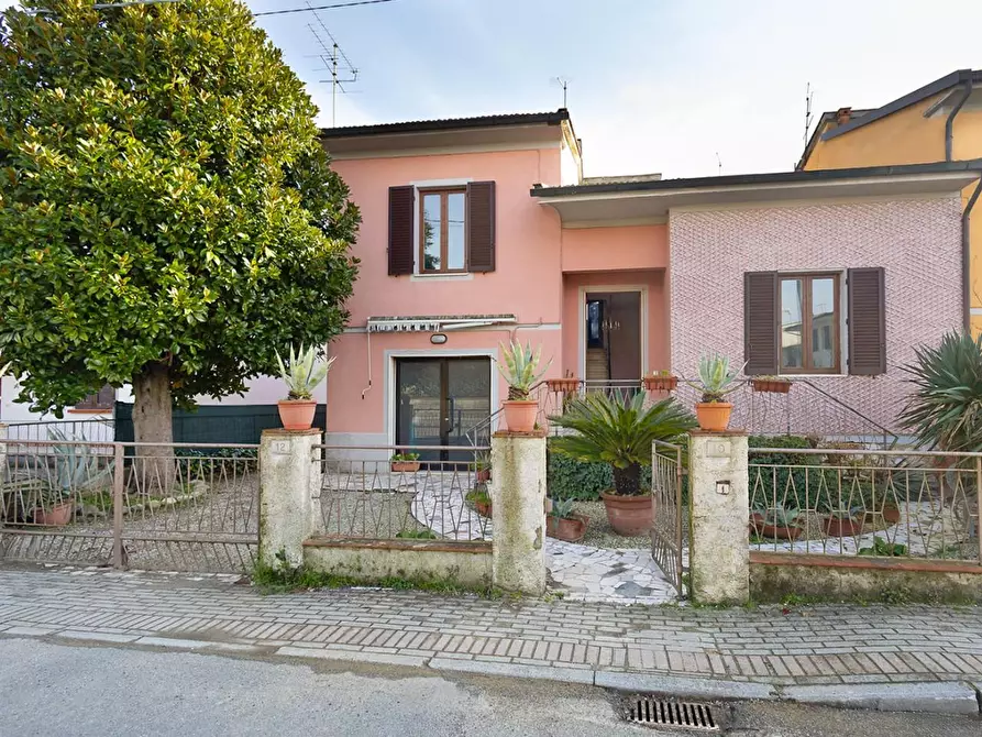 Immagine 1 di Casa bifamiliare in vendita  a Bientina