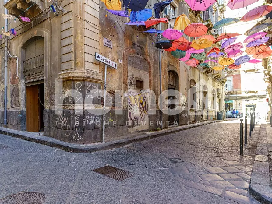 Immagine 13 di Locale commerciale in affitto  a Catania
