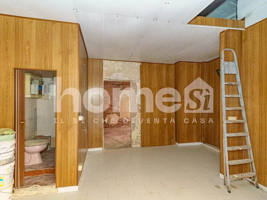 Immagine 11 di Locale commerciale in affitto  a Catania