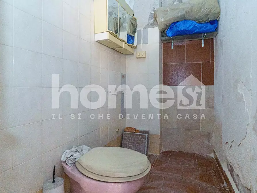 Immagine 12 di Locale commerciale in affitto  a Catania