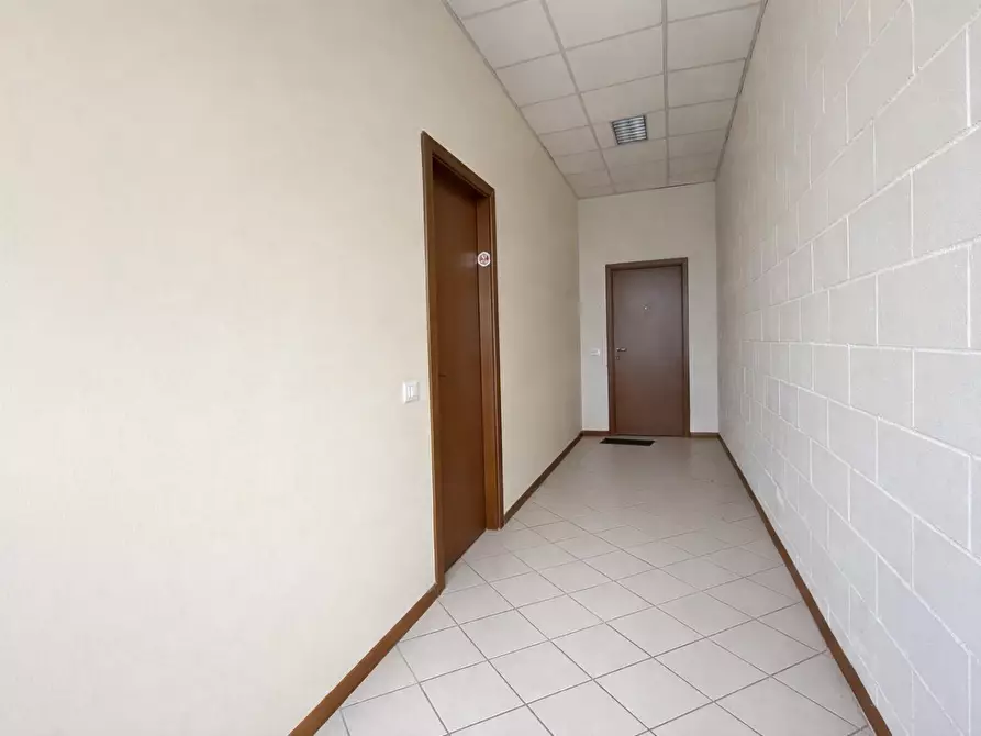 Immagine 12 di Ufficio in affitto  a Calcinaia