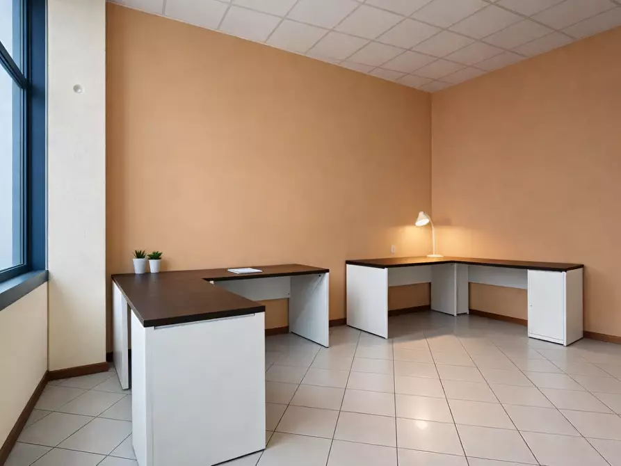 Immagine 2 di Ufficio in affitto  a Calcinaia