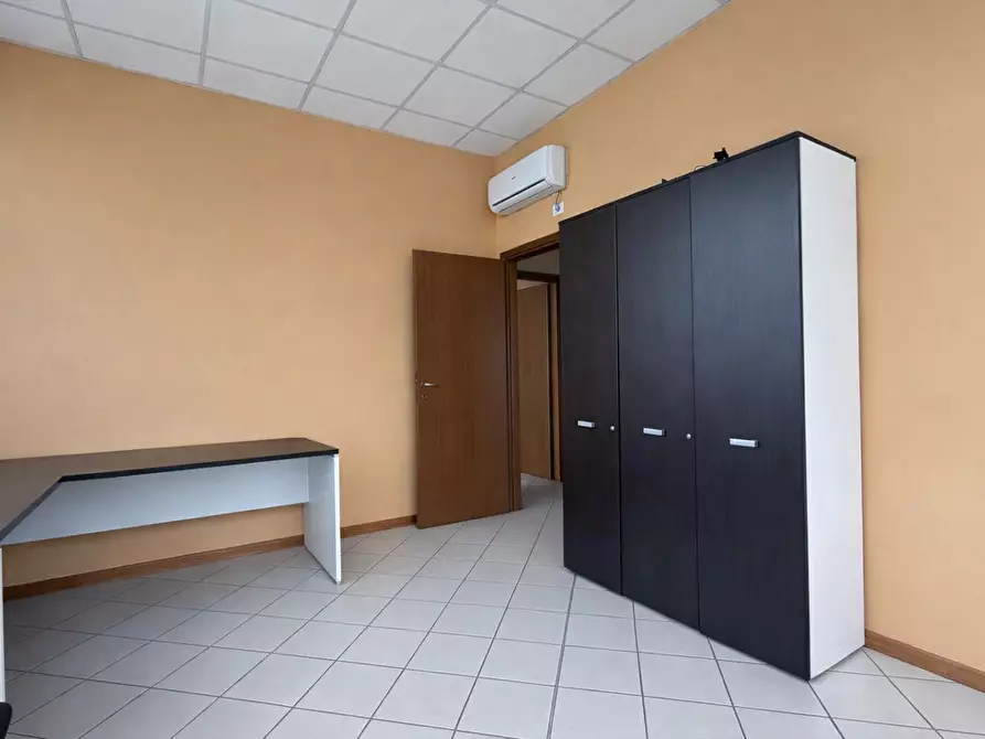 Immagine 9 di Ufficio in affitto  a Calcinaia