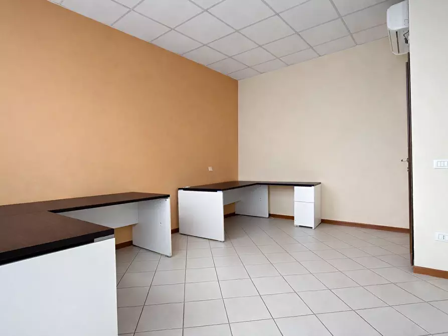 Immagine 3 di Ufficio in affitto  a Calcinaia