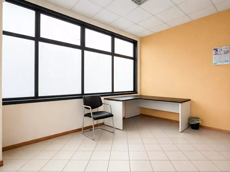 Immagine 8 di Ufficio in affitto  a Calcinaia