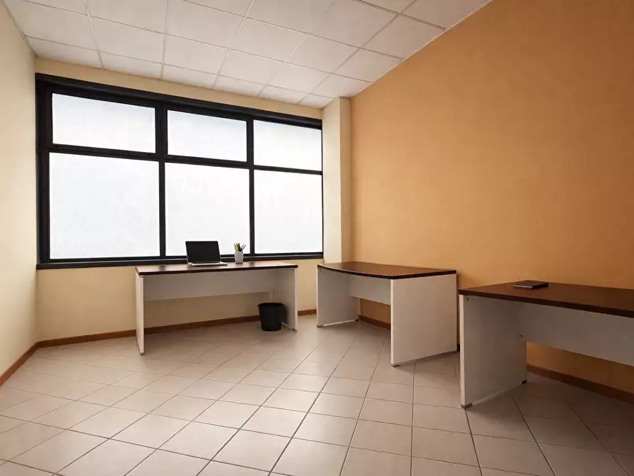 Immagine 1 di Ufficio in affitto  a Calcinaia