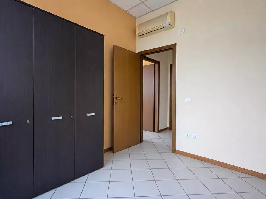 Immagine 10 di Ufficio in affitto  a Calcinaia