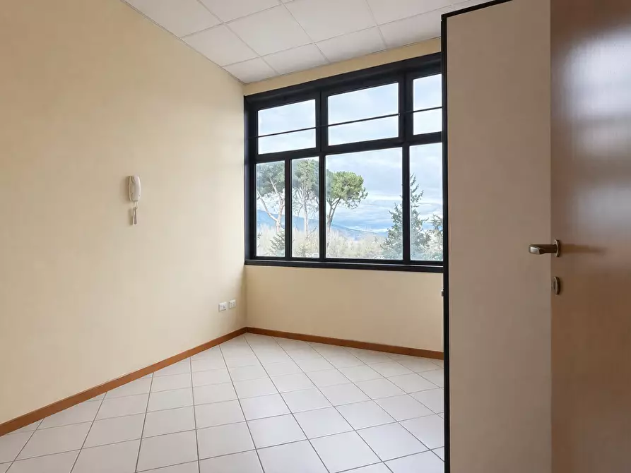 Immagine 5 di Ufficio in affitto  a Calcinaia