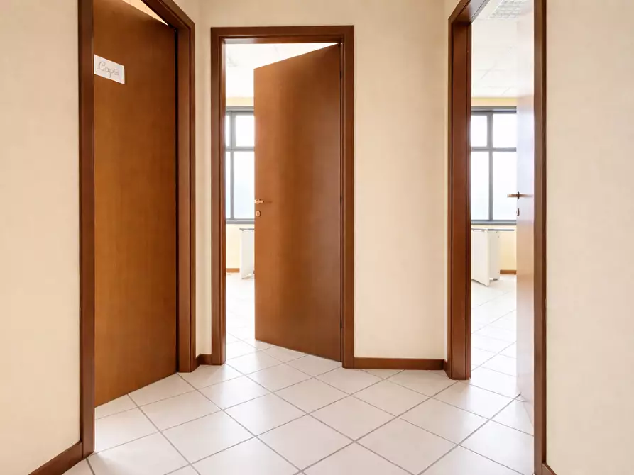 Immagine 11 di Ufficio in affitto  a Calcinaia