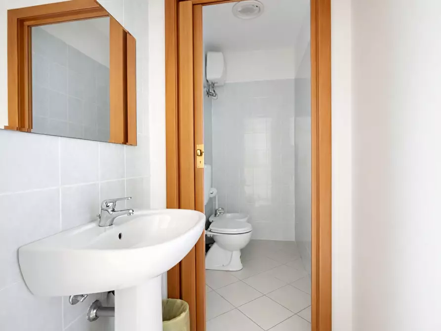 Immagine 13 di Ufficio in affitto  a Calcinaia