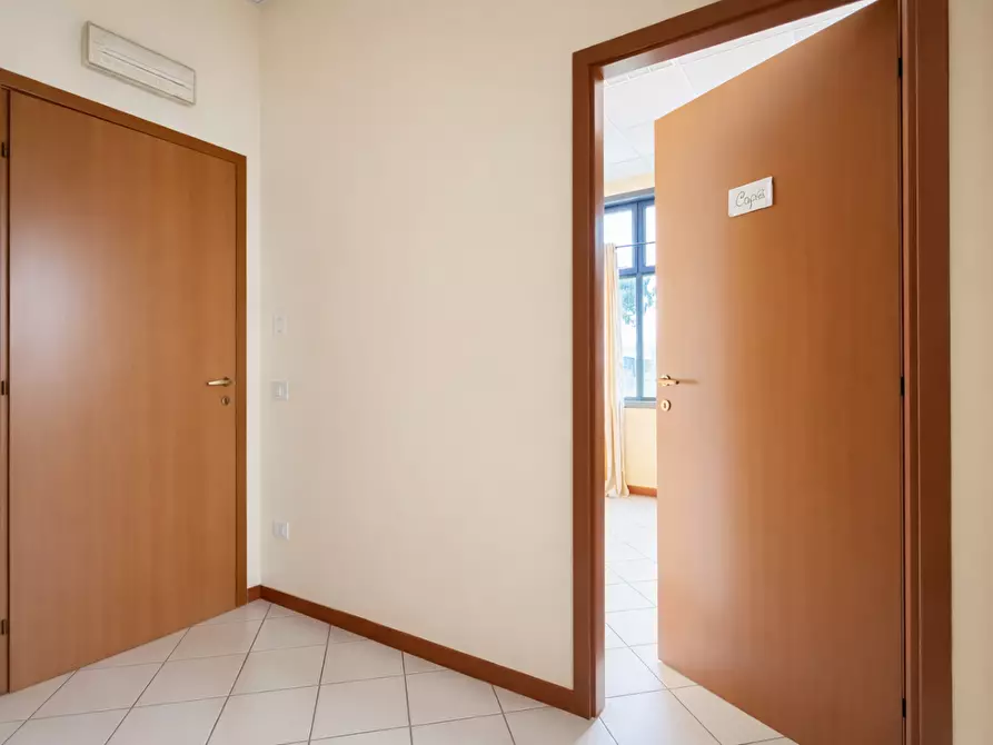 Immagine 4 di Ufficio in affitto  a Calcinaia